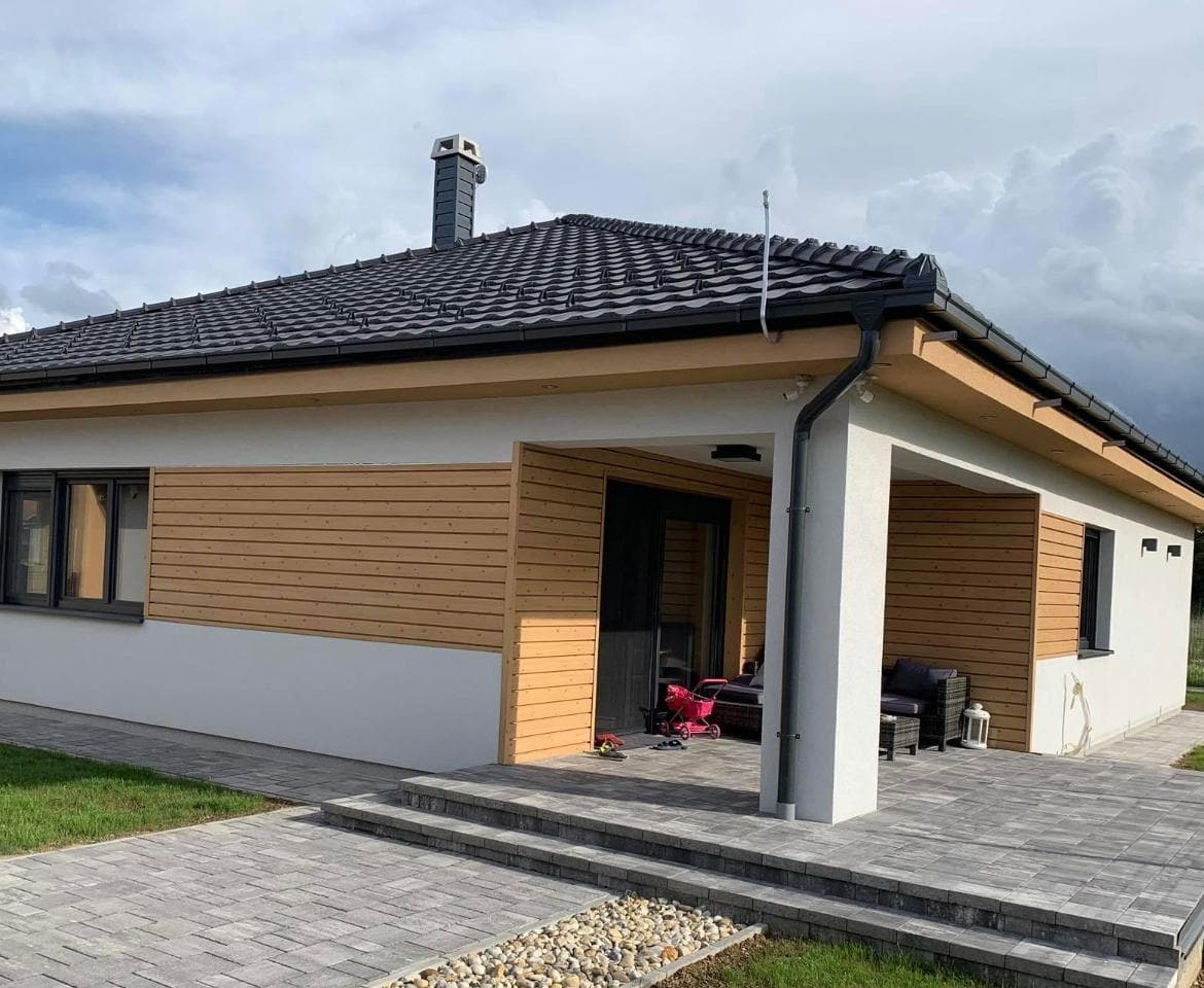 Širi prikaz objekta s limenom fasadnom oblogom u izgledu drveta