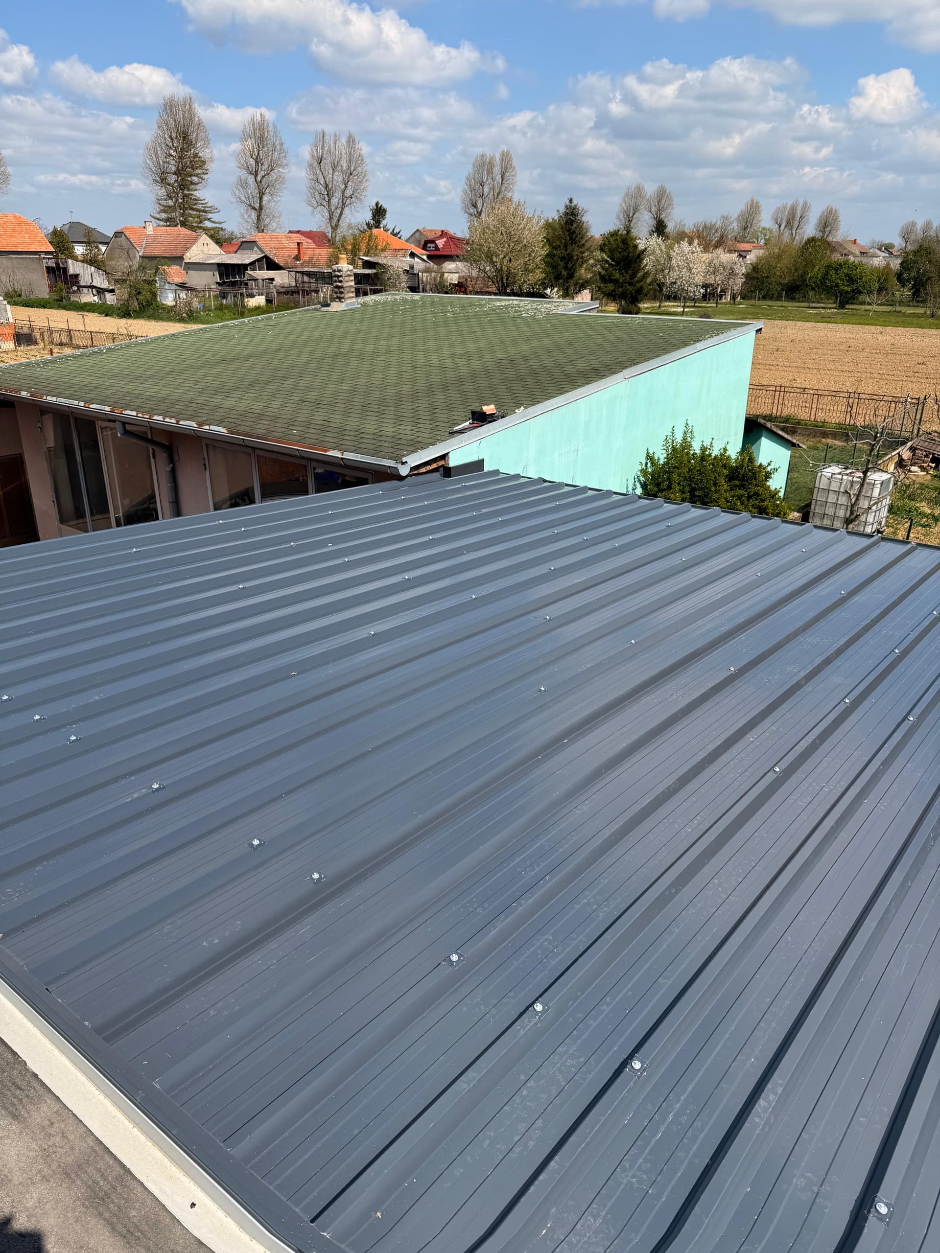 Pogled odozgo na krov sa sendvič-panelima i rubnim limarskim detaljima