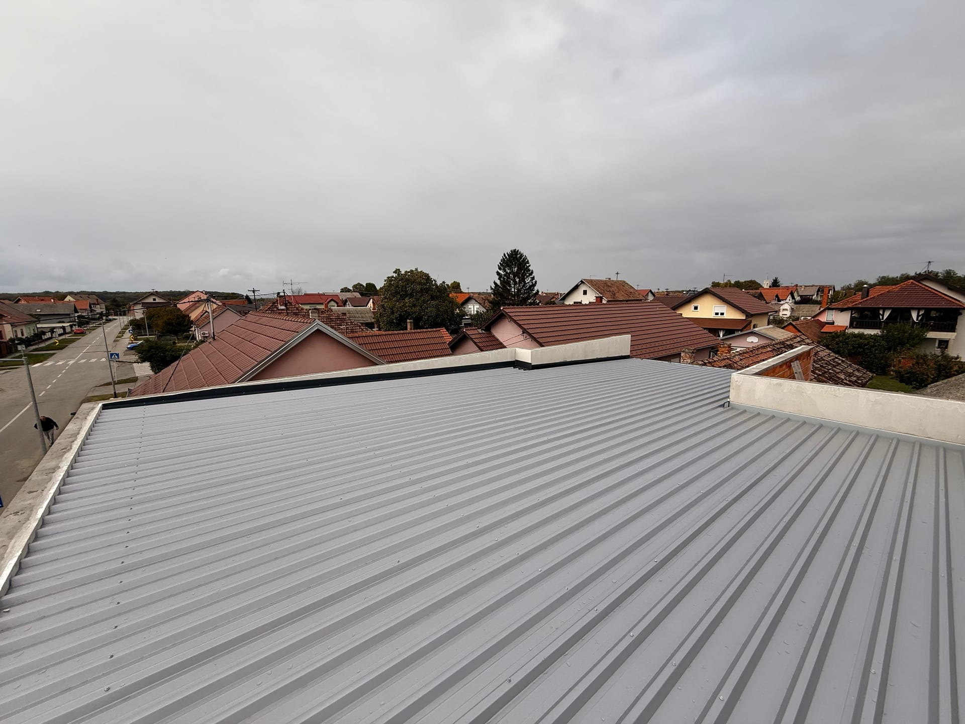 Završeni krov sa sendvič-panelima i limarskim detaljima