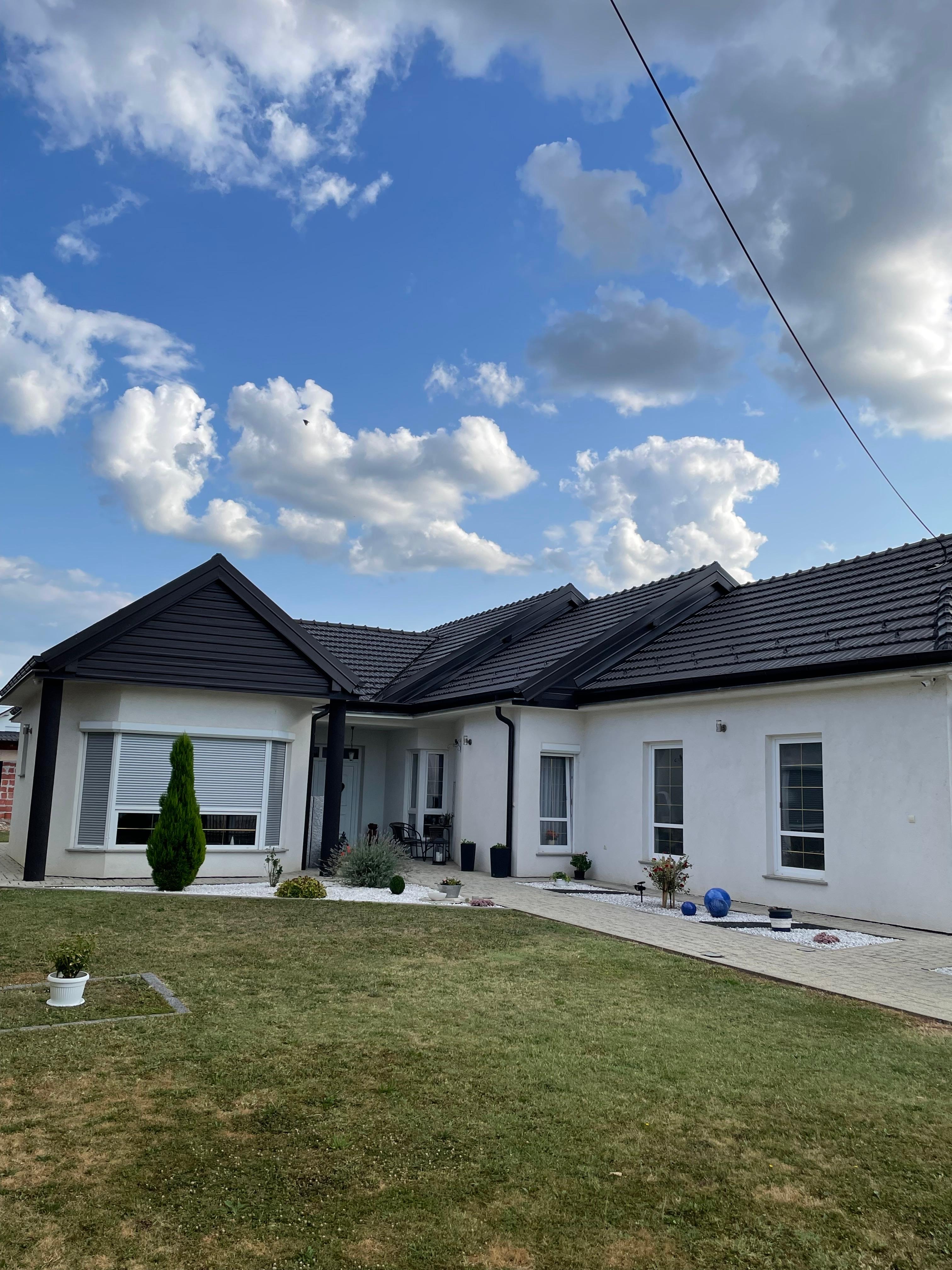 Detalj krova s limom i sljemenom